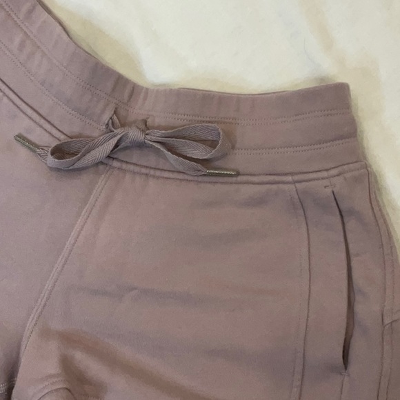 Lululemon Athletica Shorts | Size 6 | Mauve Colour | Pockets | Workout Shorts - Picture 2 of 5